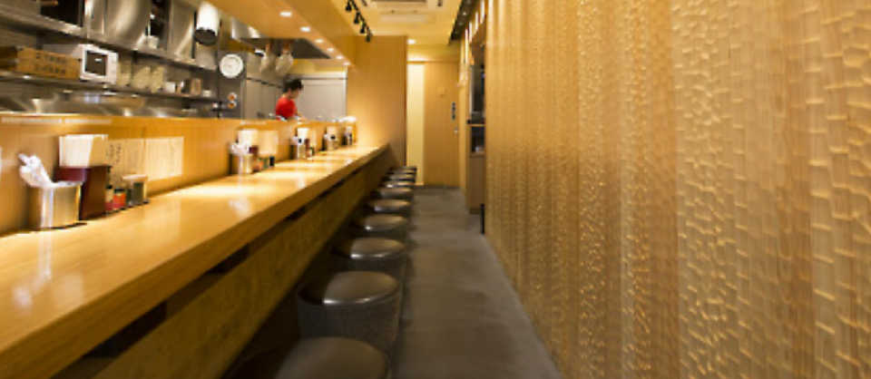 布とレザに張り分けされたラーメン店丸型カウンター椅子